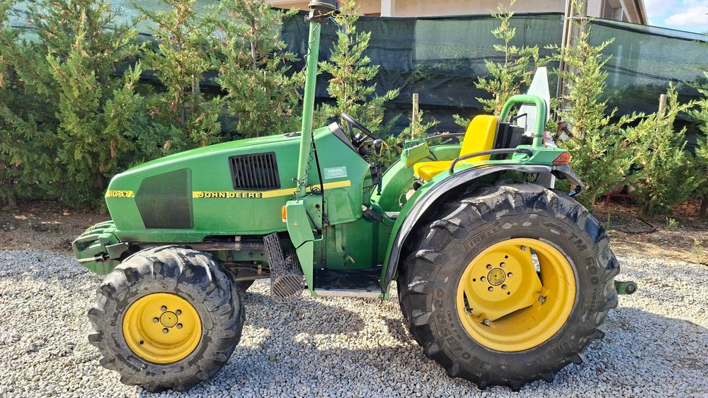Trator John Deere 1047