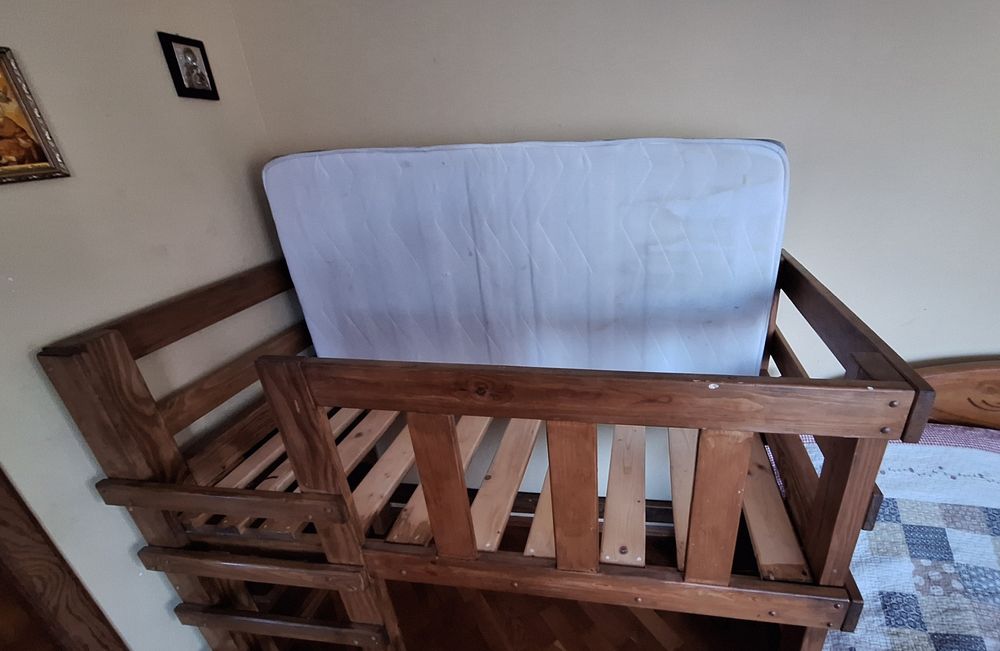 Дитяче дерев'яне ліжко