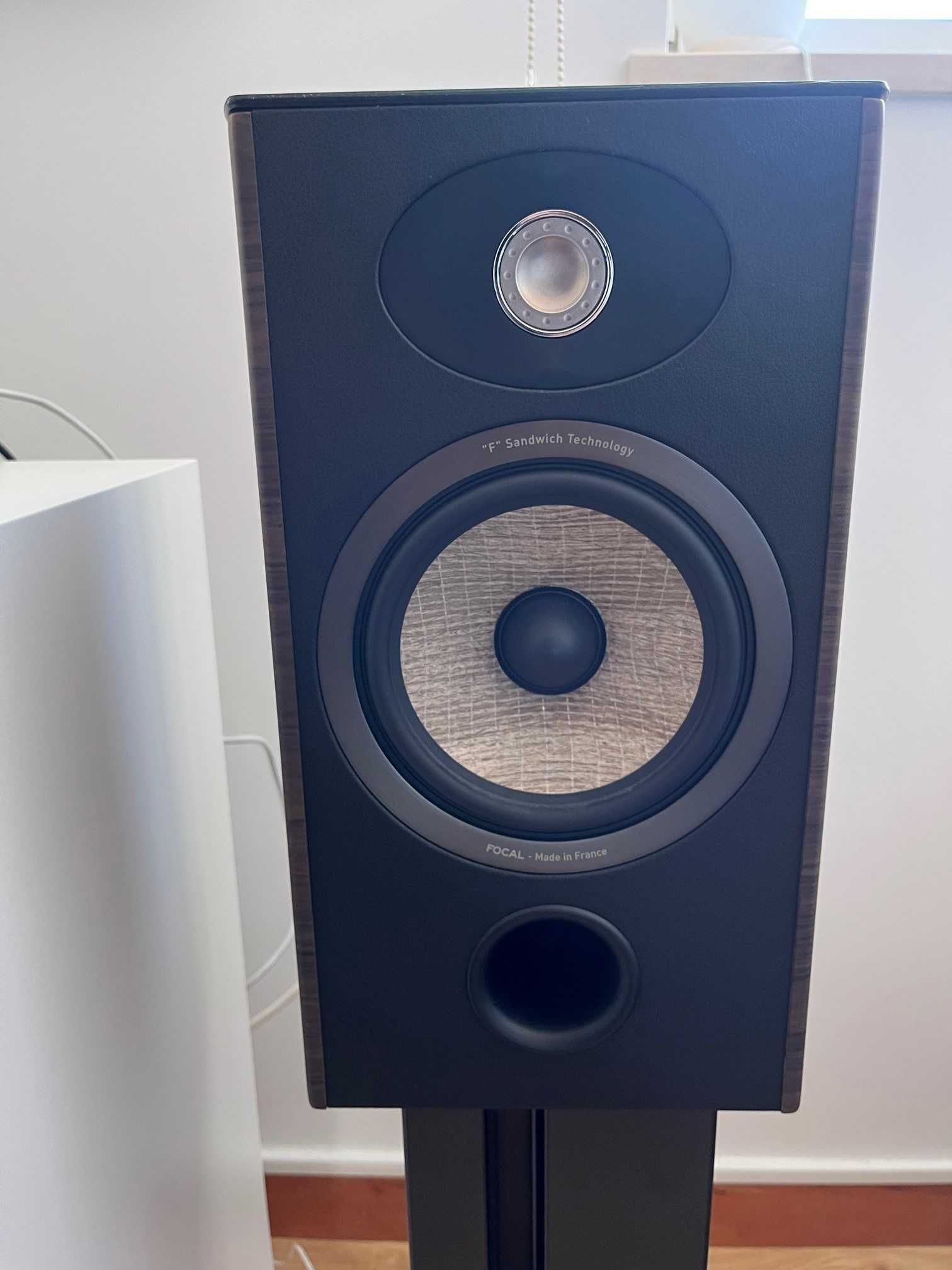 Colunas Focal Aria 906 + Stands pretos