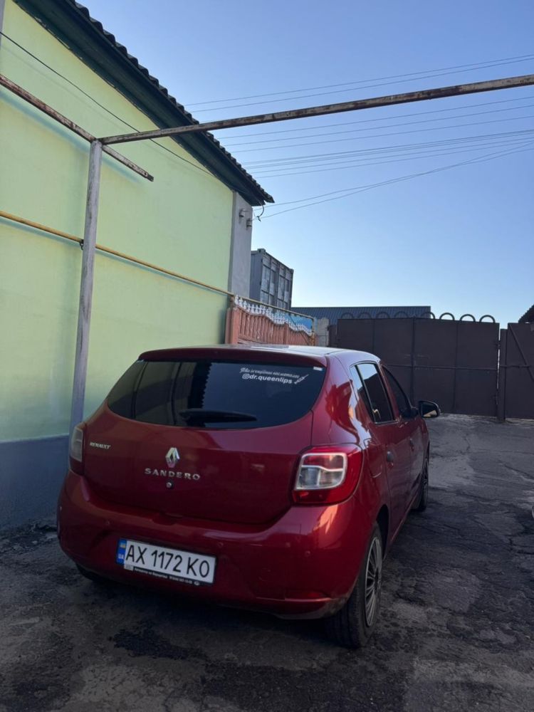 Подам Renault Sandero 2013 год