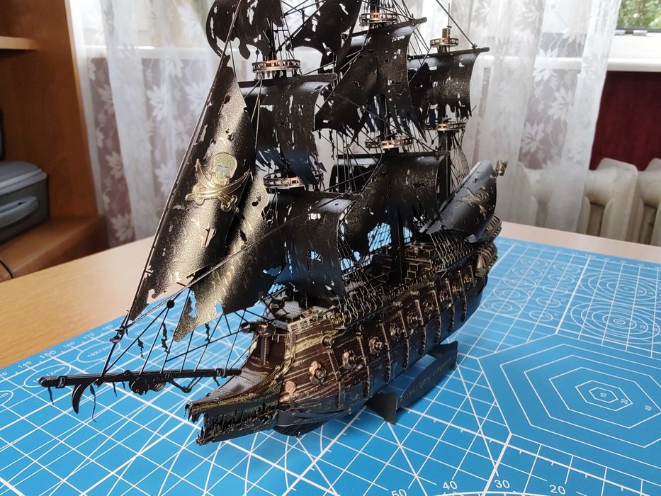 Latający Holender Piraci z Karaibów metalowy model Piececool+gablota