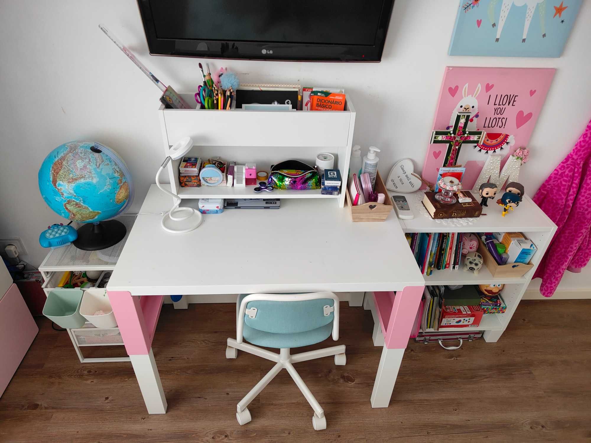 Quarto mesa/cadeira e estante de criança