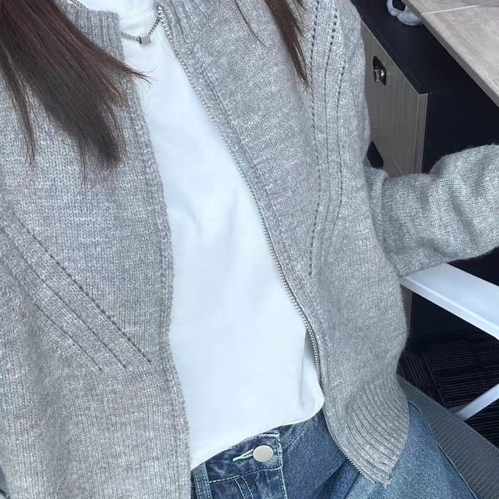 Сірий кардиган на замку