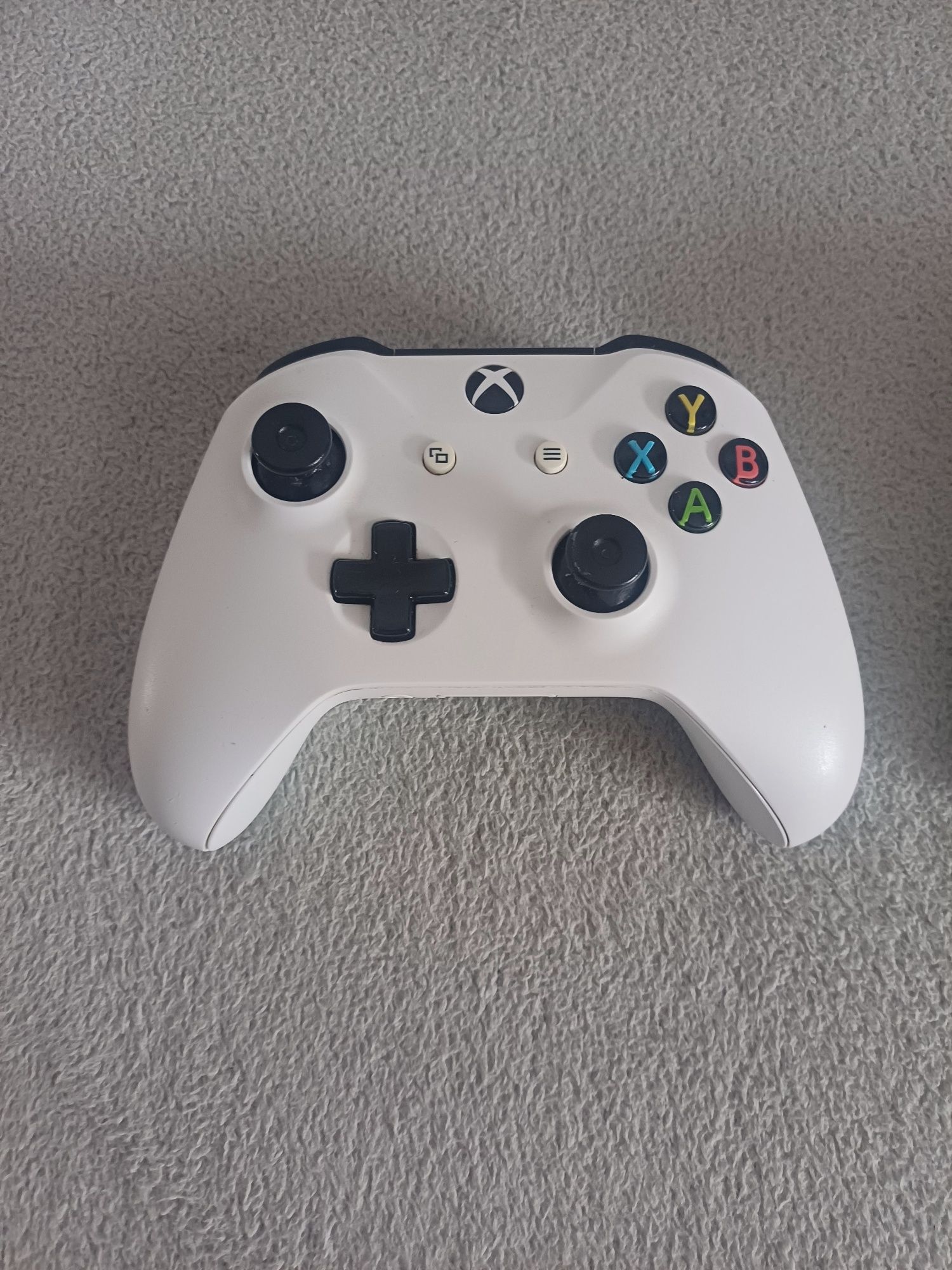 Xbox One S 500 GB + 2 pady + stacja ładująca + 11 gier + przejściówka