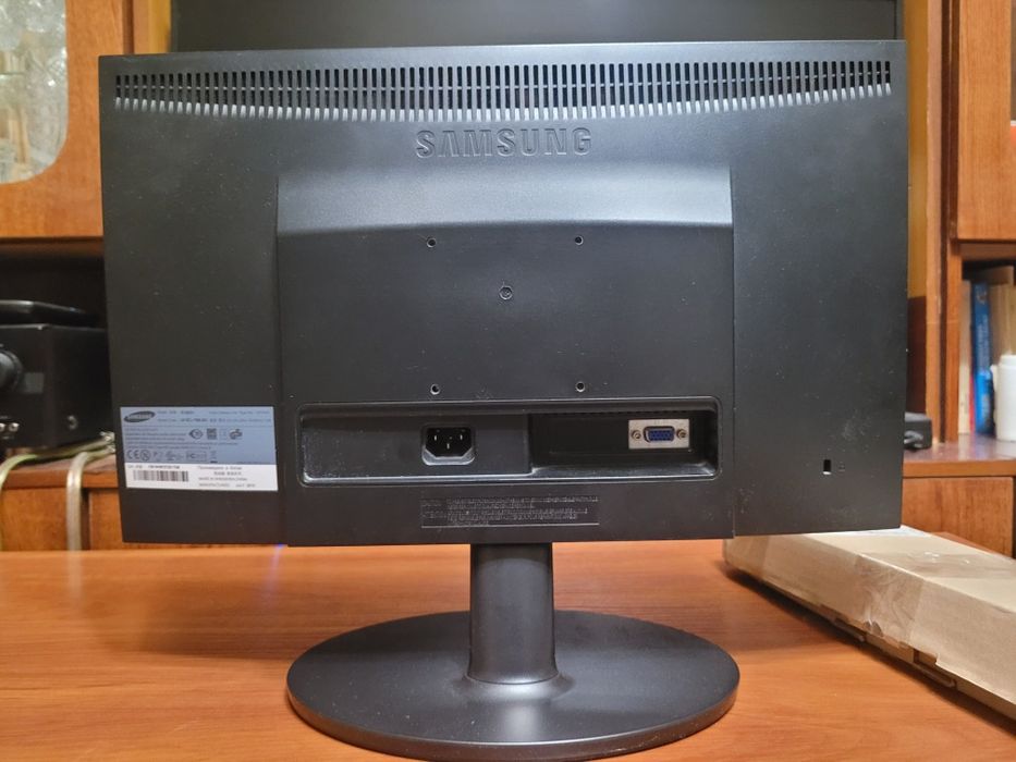 Монітор Samsung SyncMaster E1920 18,5 дюймів 75Гц