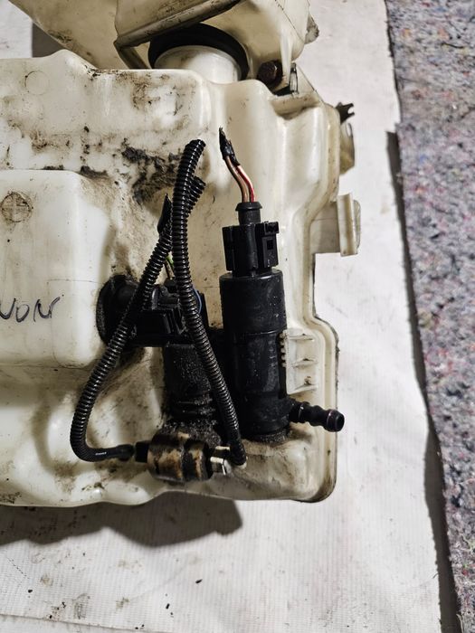 Zbiornik płynu spryskiwaczy Volkswagen Passat b6 pod Xenon pompki