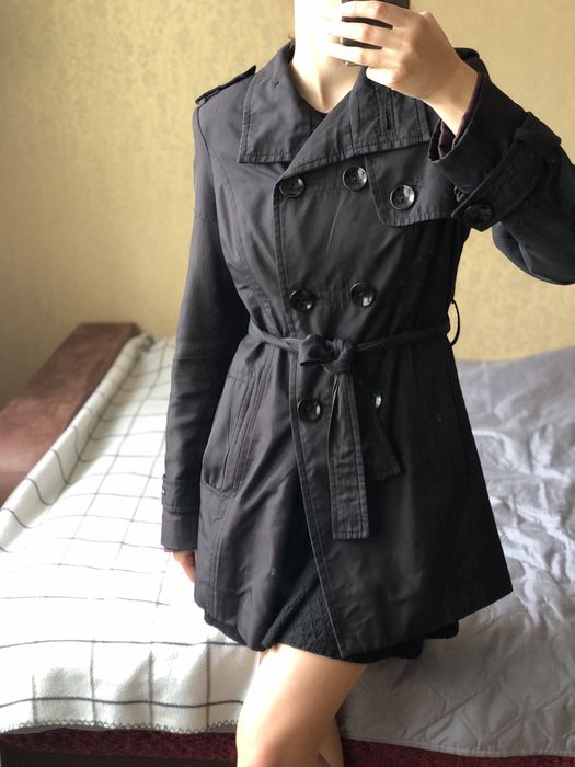 Ідеальний чорний плащ на осінь