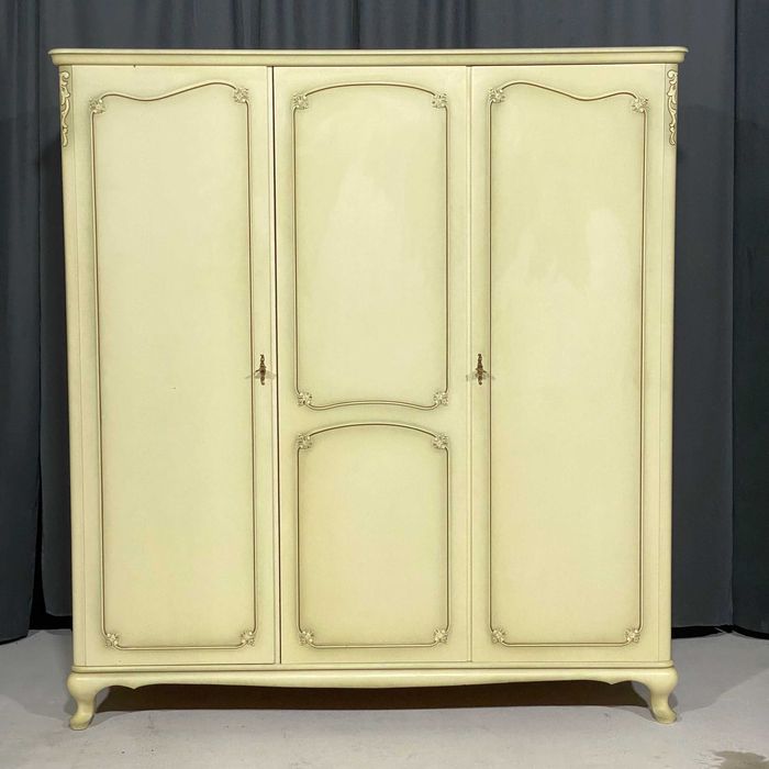 Szafa trzydrzwiowa w stylu Ludwika XV, ecru