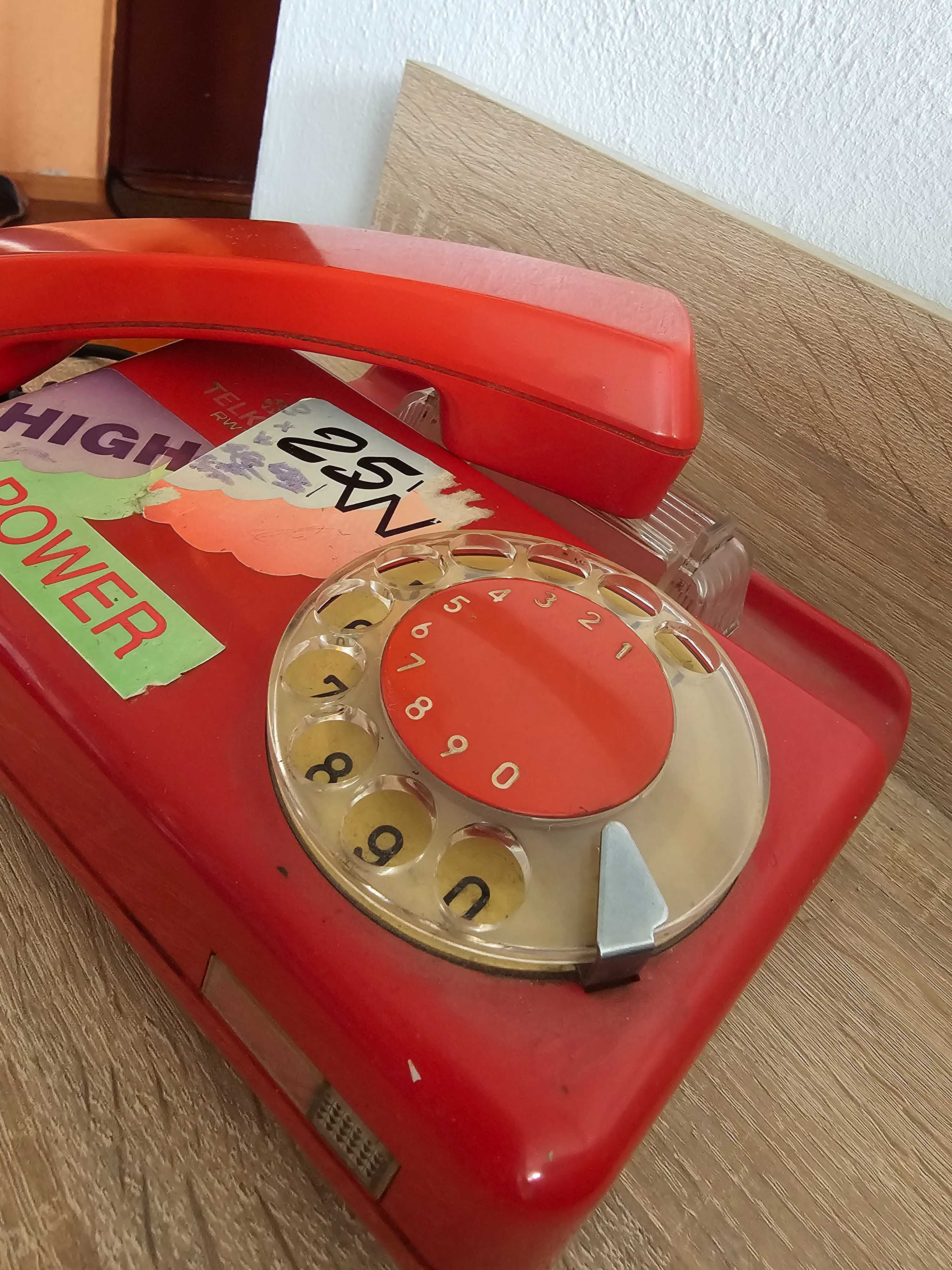 Stary zabytkowy telefon PRL