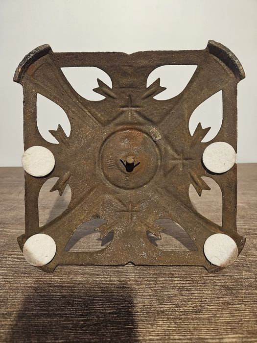 Stary stojak pod choinkę