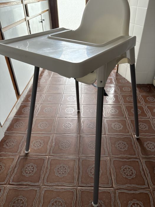 Cadeira ikea com tabuleiro