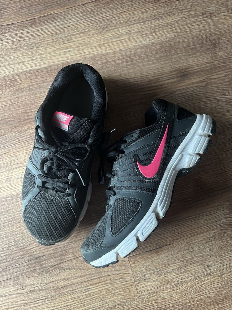 Buty sportowe do biegania czarne różowe Nike 37,5 cm
