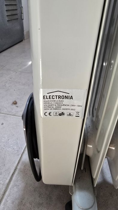 • Aquecedor a Óleo Eletronia CYAA10-9