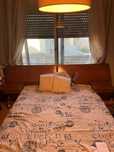 CAMA CASAL C/ cabeceira e 2 mesas