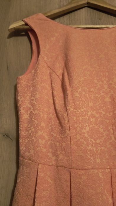 Sukienka łososiowa z kieszeniami.