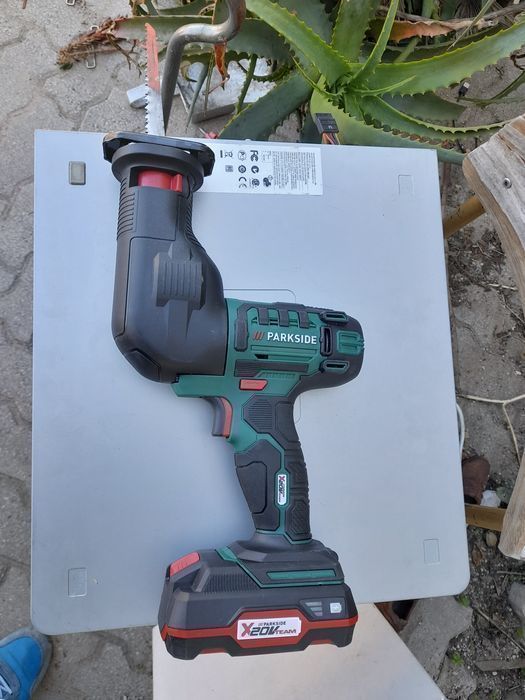 Maquina de cortar a bateria  vendo compro e troco ferramentas