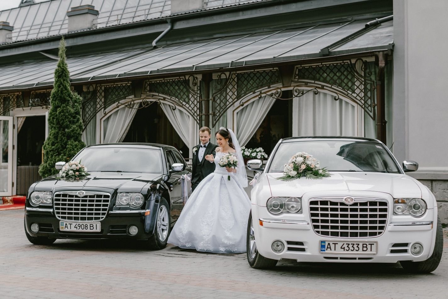 Весільний кортеж CHRYSLER 300с. Чорний+Білий