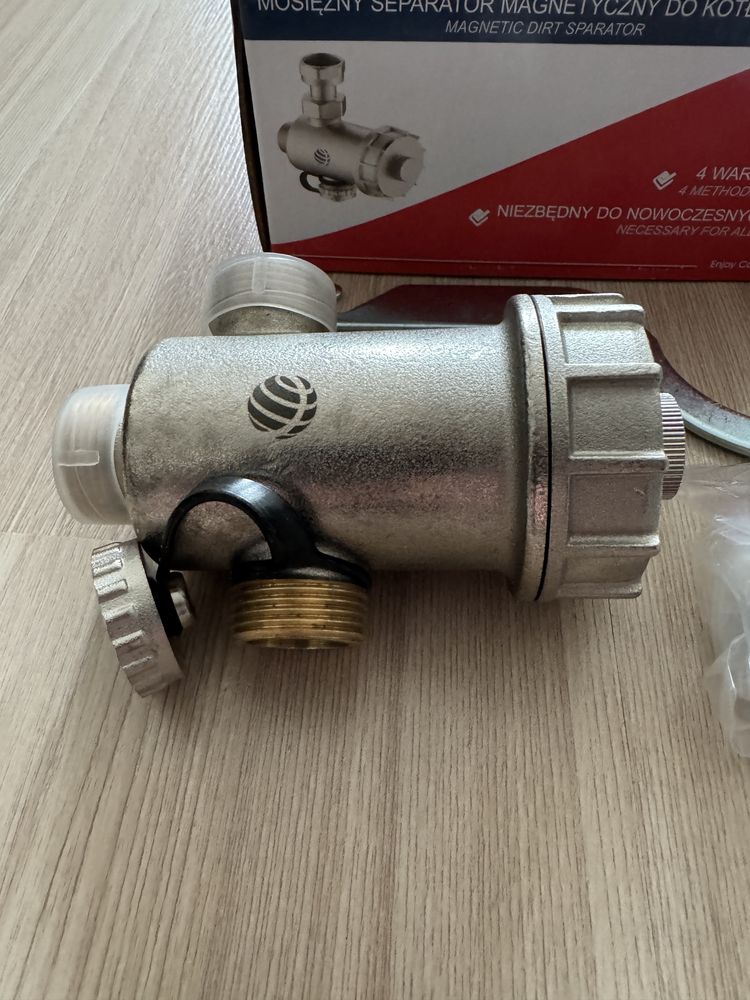 Mosiezny separator magnetyczny Hydroland do kotłów CO 3/4" stały.