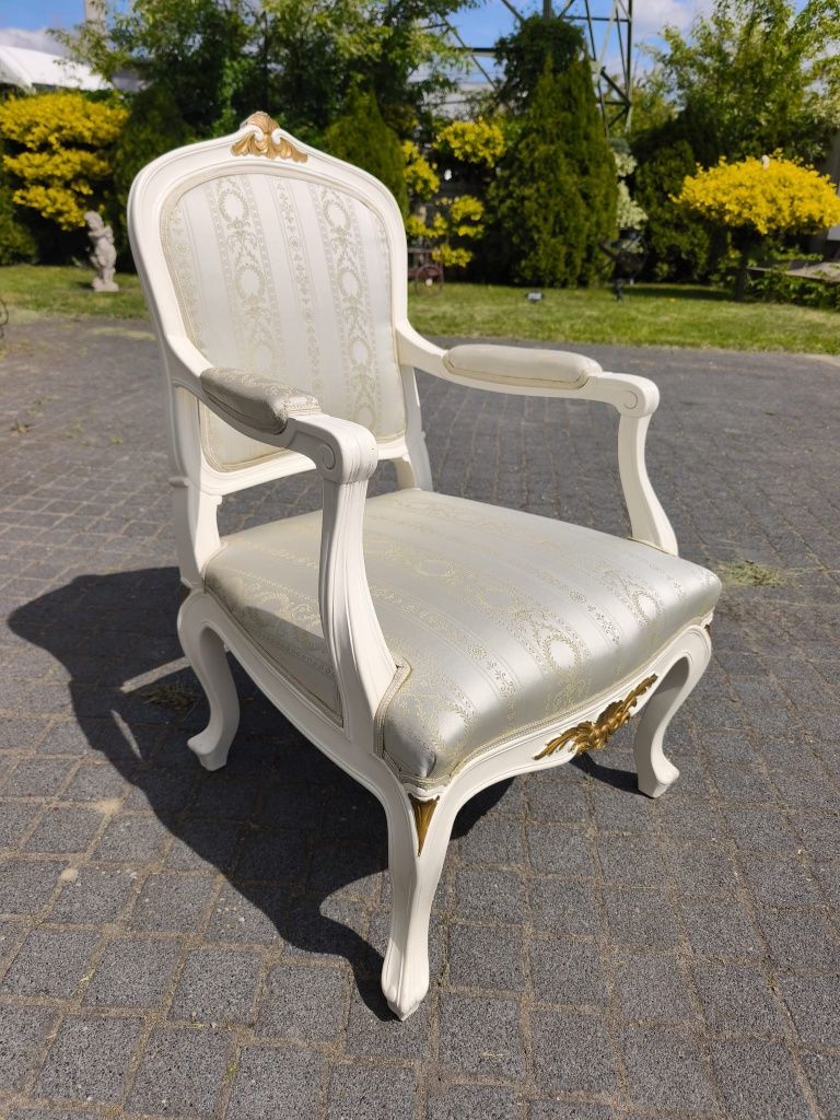 Biały komplet wypoczynkowy stolik sofa fotele krzesła