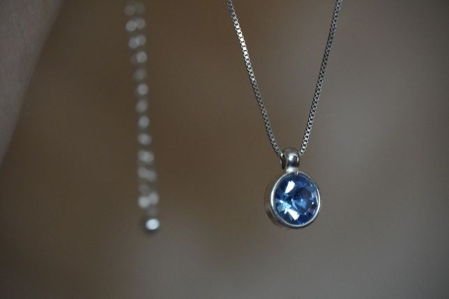 Srebrny łańcuszek z piękną zawieszką kamień niebieski