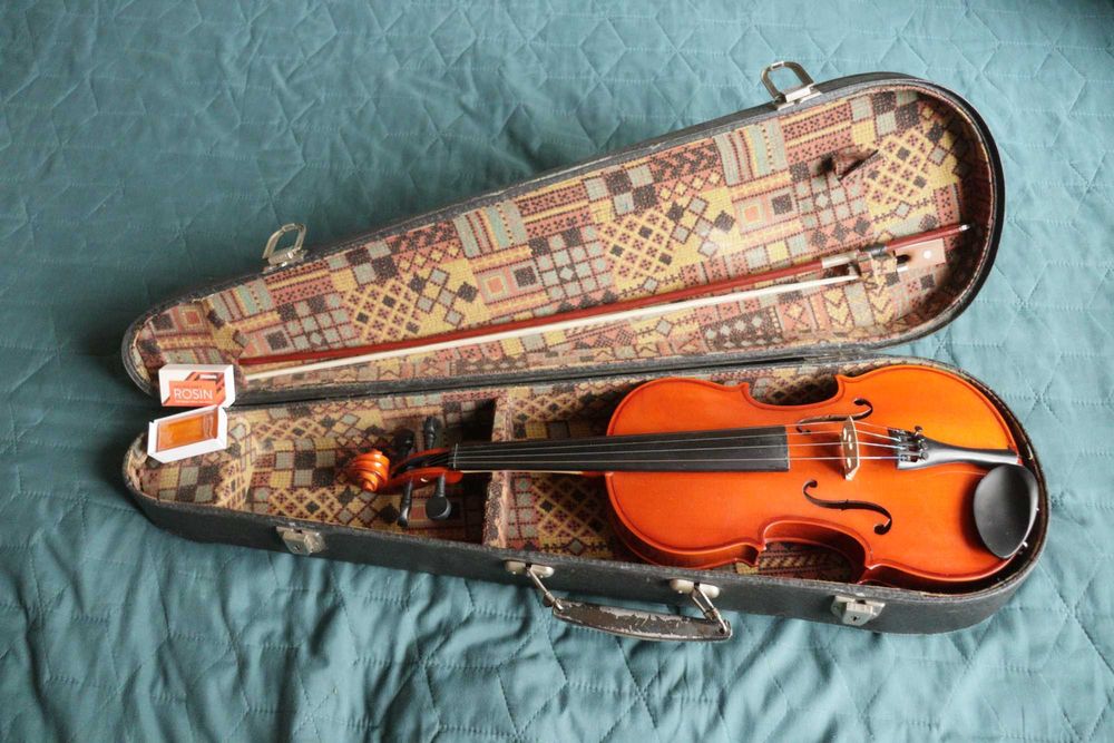 Скрипка 4/4 + 2 мостика,канифоль, подбородник в подарок