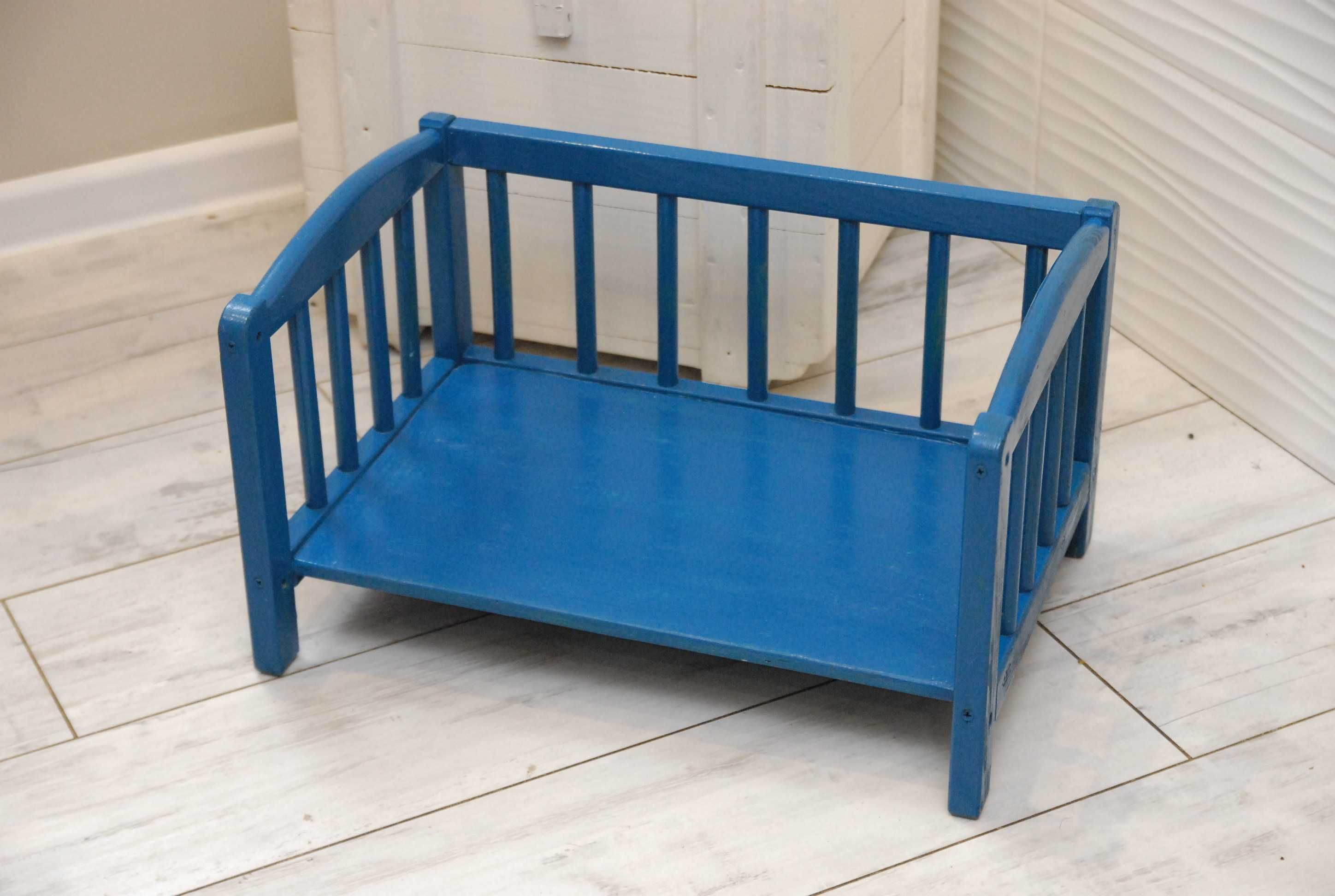 Drewniana niebieska ławka do sesji niemowlęcej