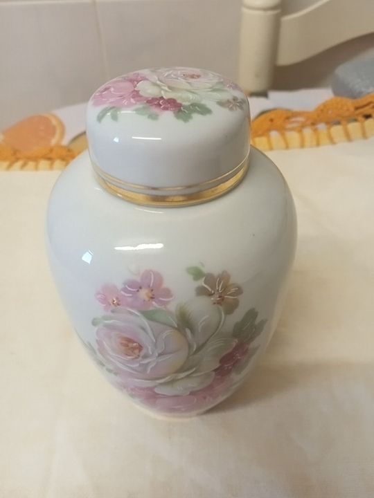 Pote pequeno  de porcelana de Portugal