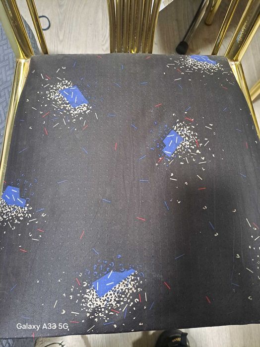 Jogo de 6 cadeiras e mesa de jantar.