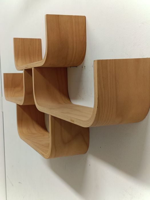 Volak Holesov model  półki wiszące na ścianę gięta sklejka design