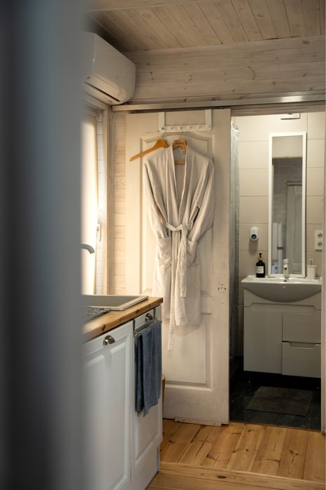 Дивовжний будиночок на березі чистого озера