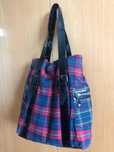 Mala / bolsa em tecido azul+vermelho e aplicações em verniz - Claire's