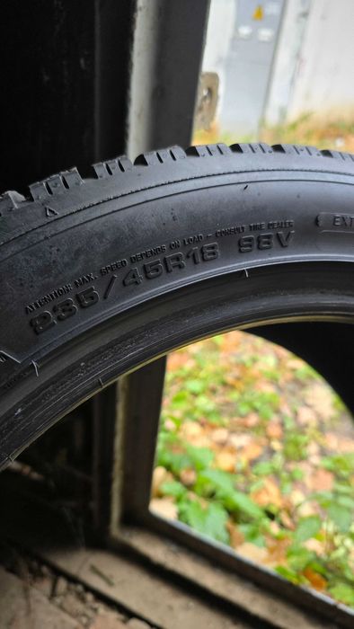 Зимова гума DUNLOP 235/45 R18