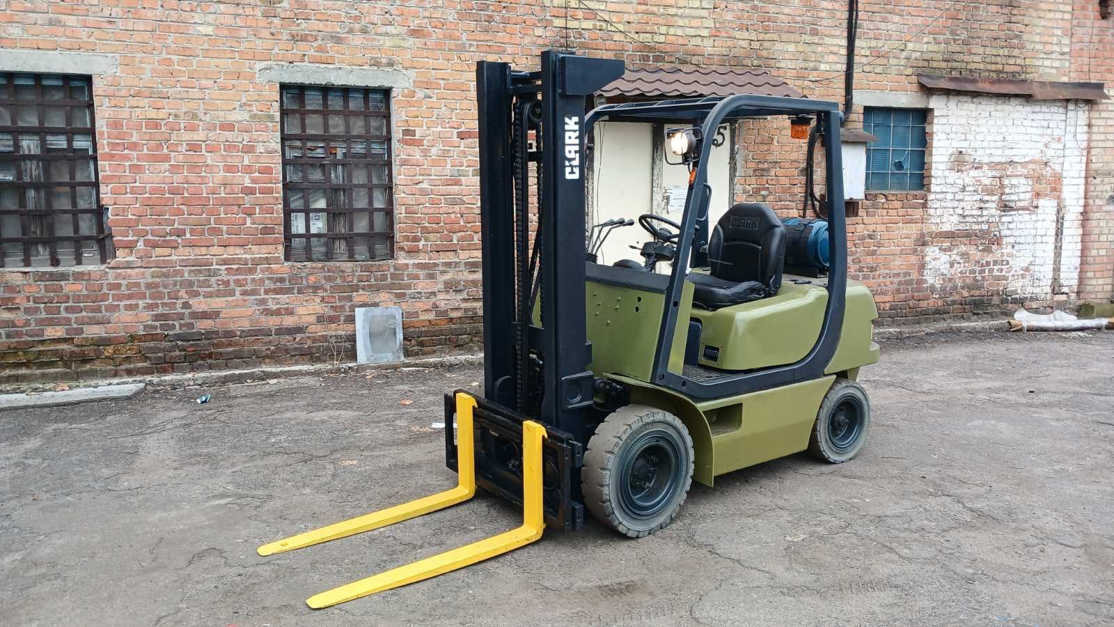 Навантажувач погрузчик  вилочний  CLARK 2.5т, АКПП, газ.