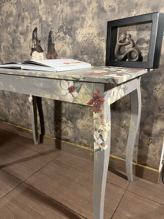 Stolik, biurko lub toaletka