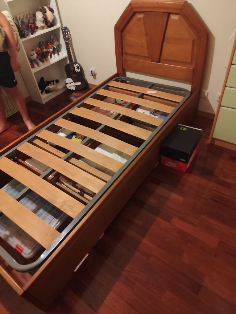 Cama de solteiro em madeira