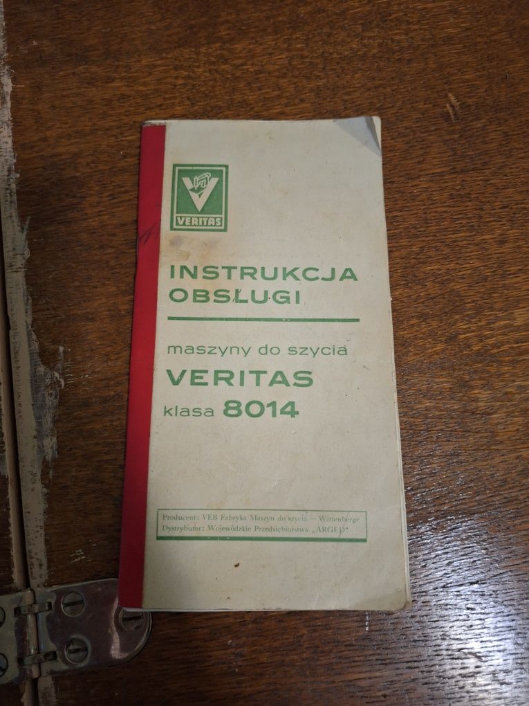 Maszyna Veritas działająca z szafką