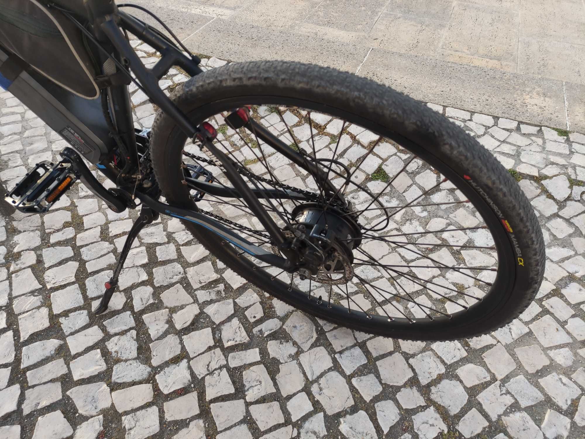 Bicicleta BTT Elétrica Marca Kross com duas baterias