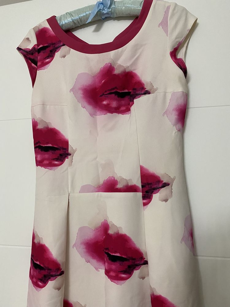 Sukienka Modern Line 38 M wzór usta biała róż elegancka