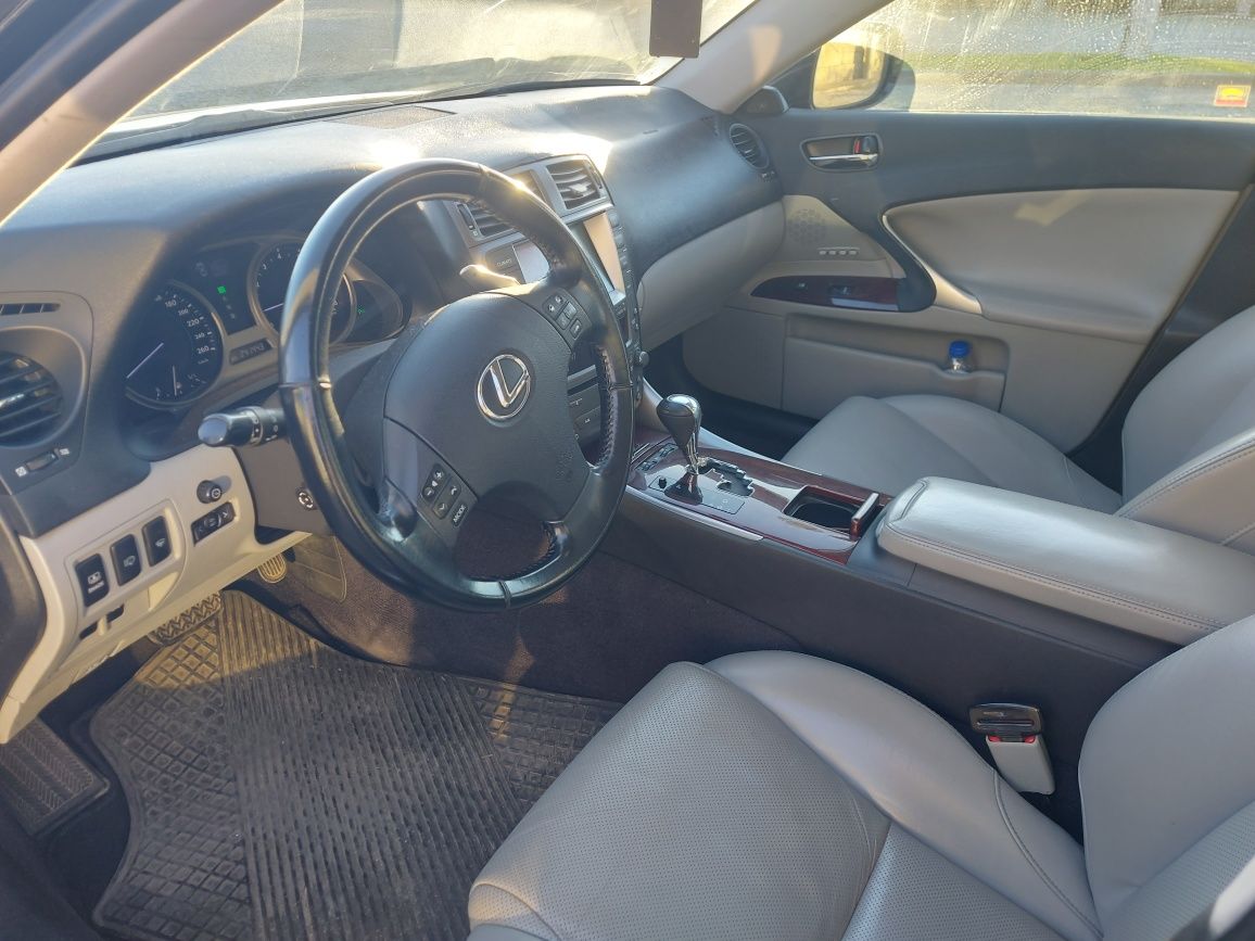 Vendo Lexus is 250