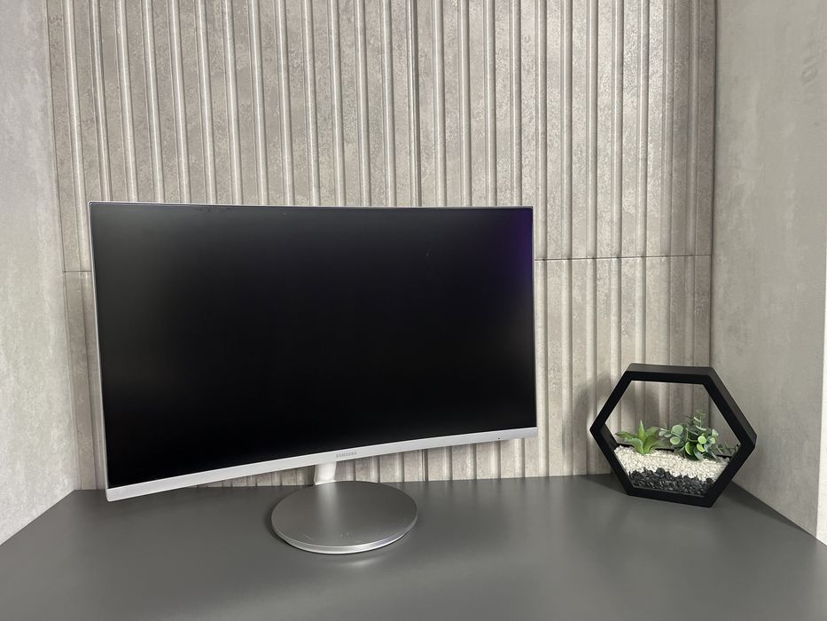 Вигнутий білий монітор Samsung 27 дюймів full hd