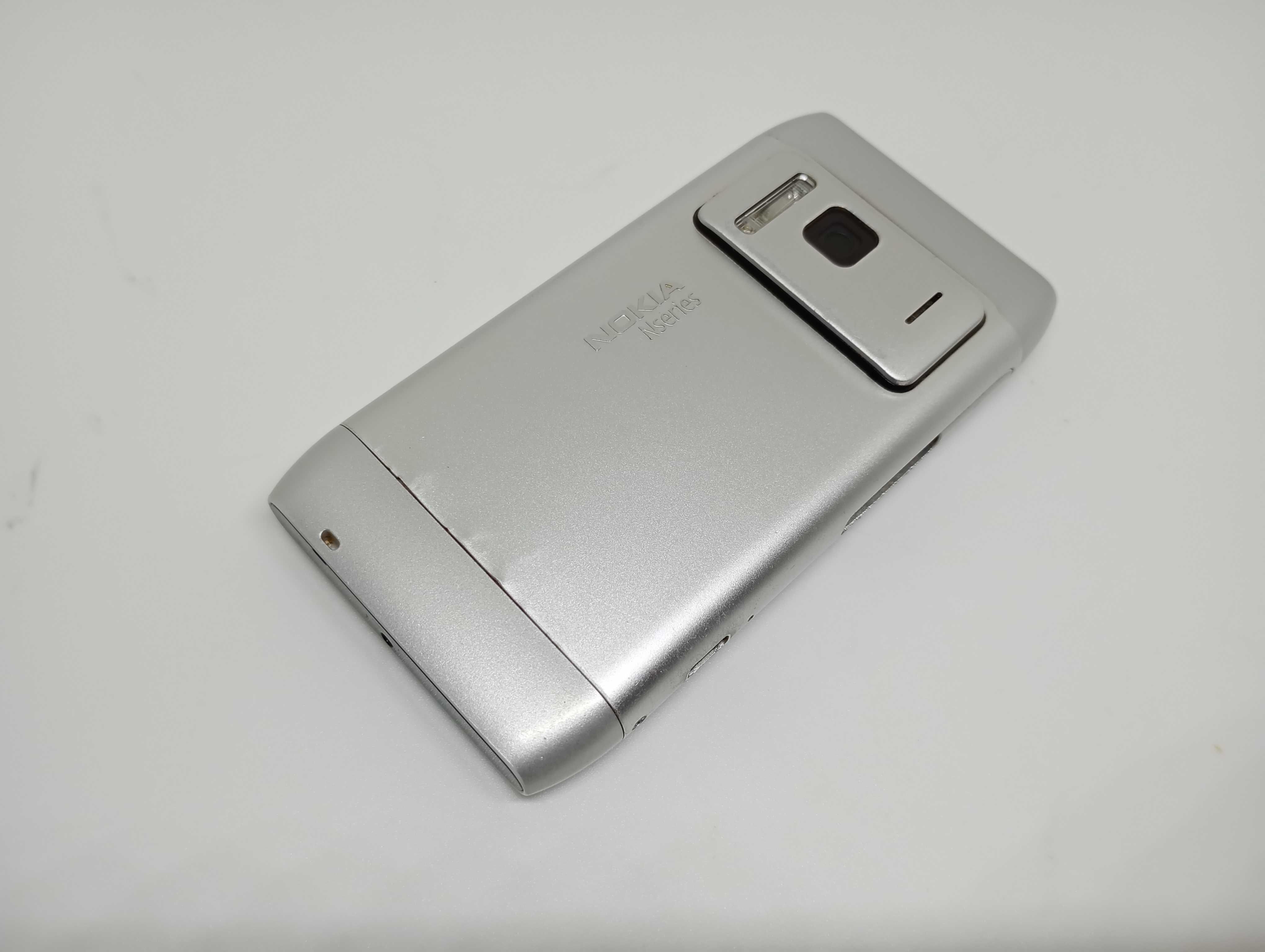 Srebrna Nokia N8 (Transmiter FM, Symbian Belle, Optyka Carl Zeiss)