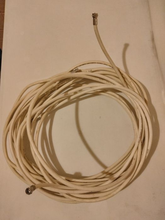 Кабель для інтернет з'єднання та телебачення