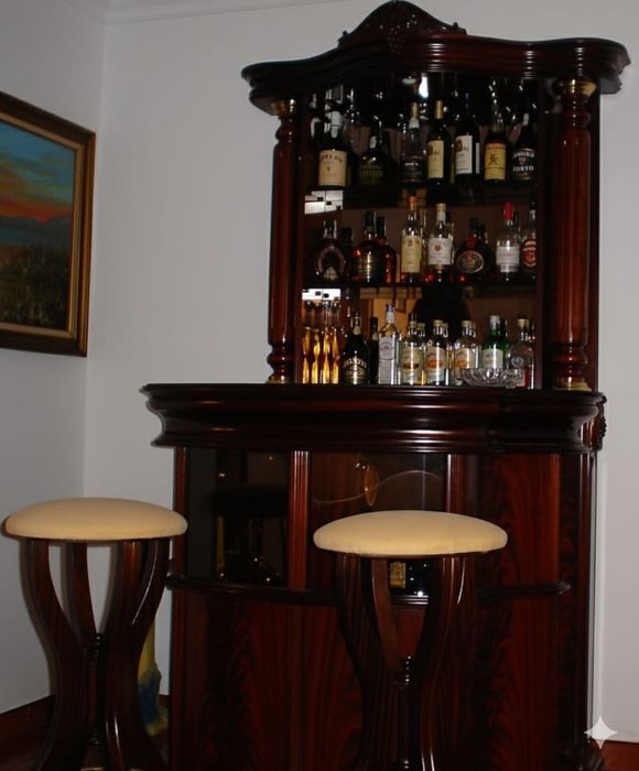 Bar mais bancos em bom estado