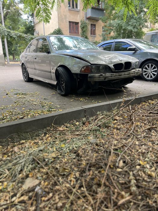 Продам бмв е39 2.8 механика после не большого дтп