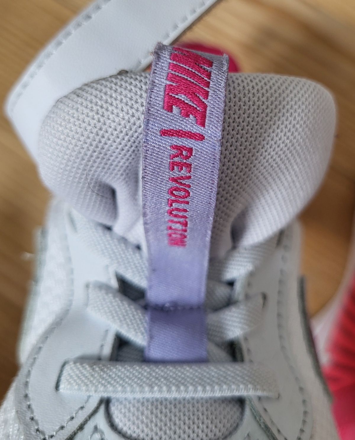 Nike Revolution buciki rozmiar US 1,5Y EUR 33
