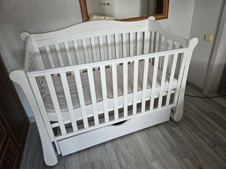 Комплект дитячих меблів: ліжечко і комод з пеленальним столиком