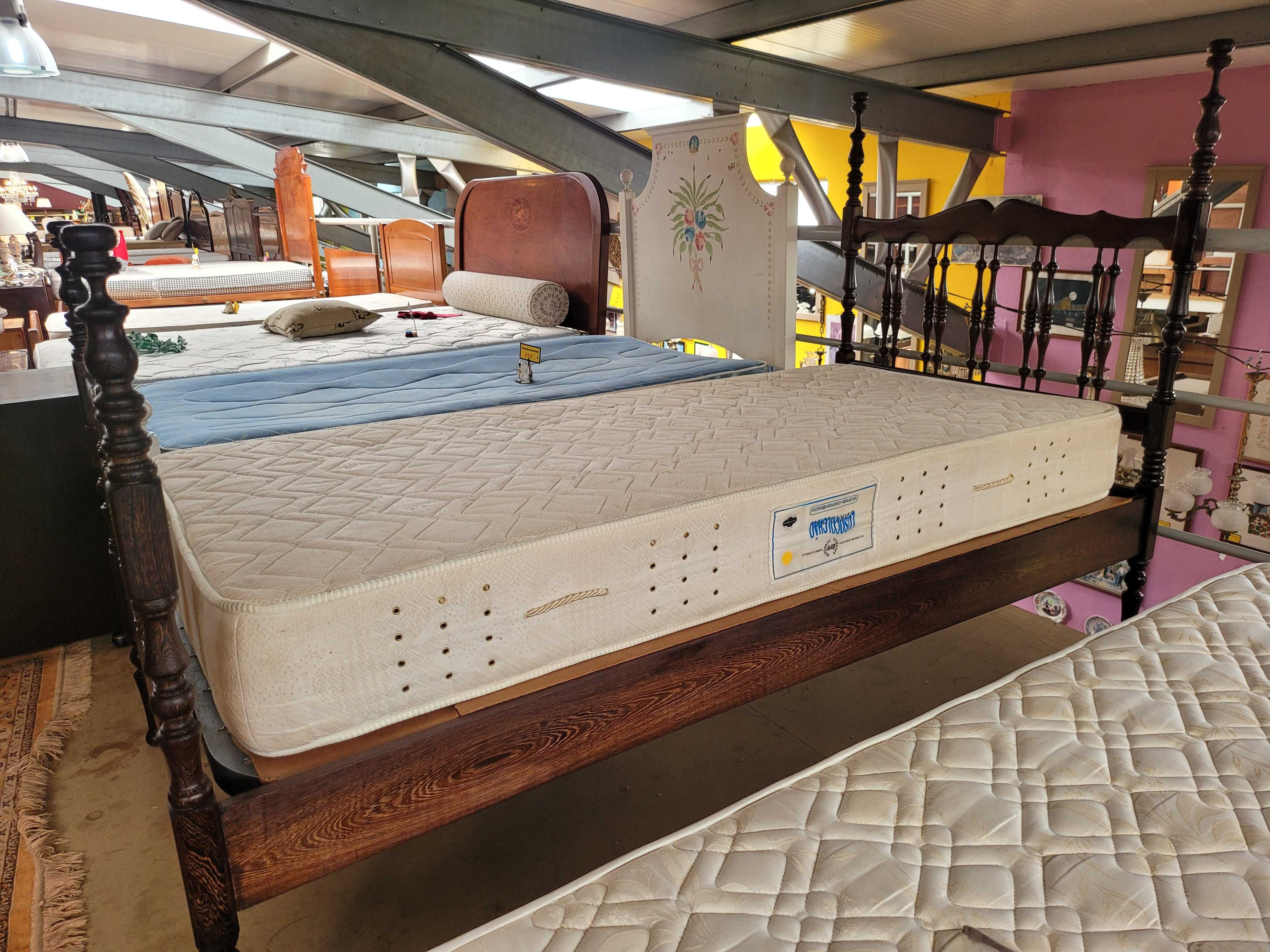Cama de solteiro em madeira com estrado e colchão - Bom e