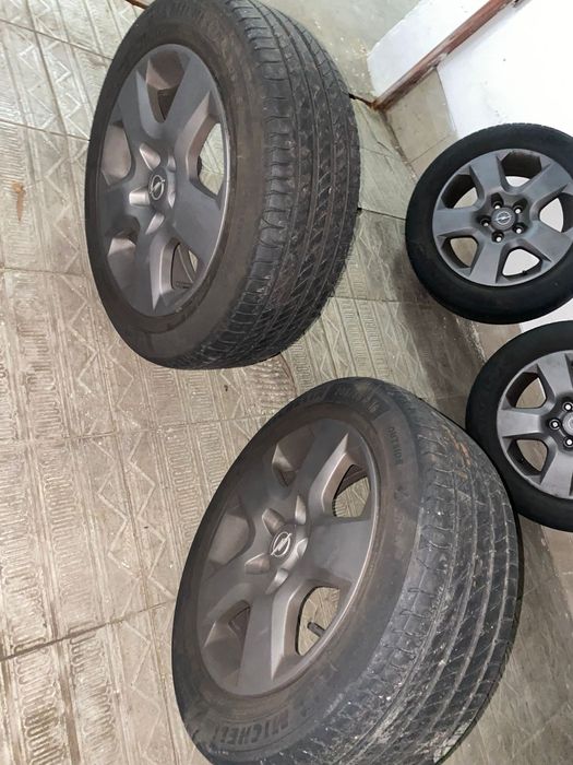 Vendo 4 jantes de ferro com tampões para Opel Vectra C com 4 pneus