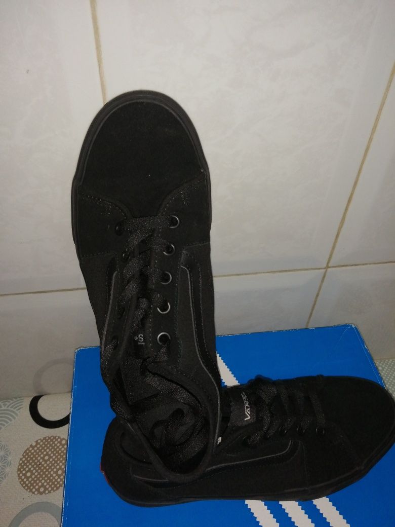 Vans pretos novos