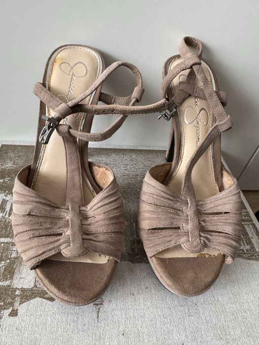 Wysokie beżowe szpilki w rozmiarze 37